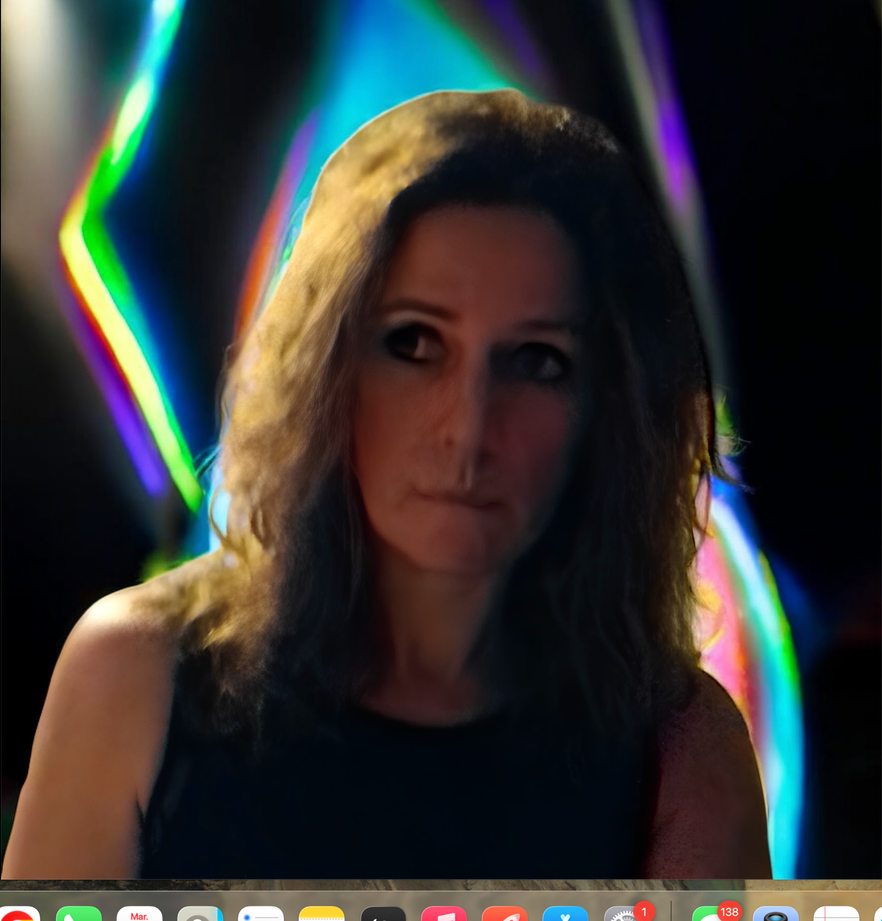 Laura Ashvy devant des lumières colorées